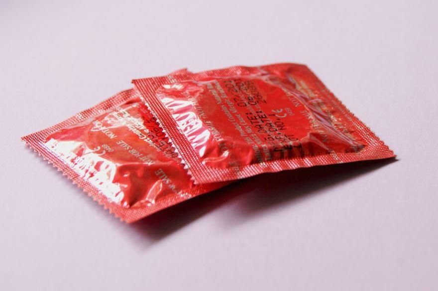 跑超商搶買保險套！色男呆站緊盯女店員…下秒「脫褲掏弟」噁笑：幫我戴呀～