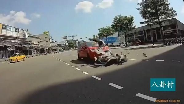 轎車左轉不煞車！7旬騎士路中央嚇傻　下秒遭撞…「噴飛10m」慘亡