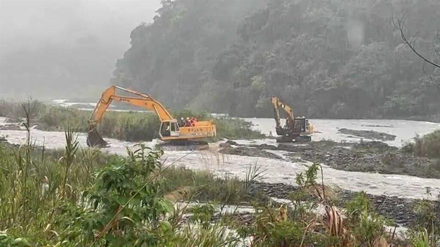 快訊／宜蘭清水地熱公園溪水暴漲　怪手接駁43人全數獲救