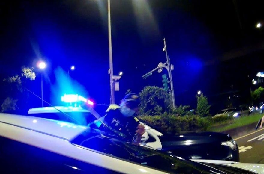 驚險！攜毒開車遇保大警臨檢　男子心虛衝撞路檢點