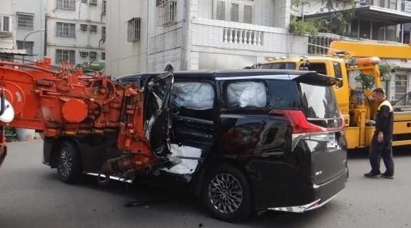 台中豪華「陸上頭等艙」被捅爆畫面曝　幾乎被「長長一條」頭尾貫穿…駕駛險GG