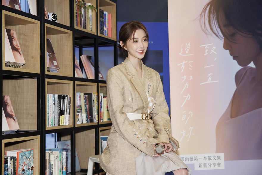 邵雨薇「私房照」藏愛的視角！驚見「意外攝中吳慷仁」　甜曝泰國約會細節