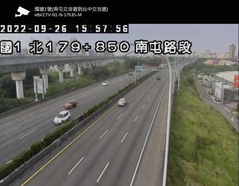 國道1號南屯路段爆車禍　貨車與黑色休旅車碰撞後又撞中央分隔島