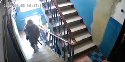 烏克蘭民眾「被持槍逼公投」！士兵挨家挨戶畫面曝　俄方：是護送