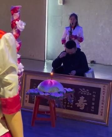 這樣慶生也太莊嚴！壽星遭制服辣妹環繞＋「吹奏樂器」卻一臉肅穆原因曝