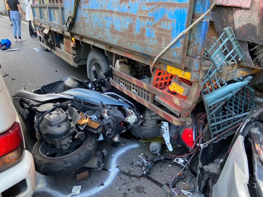新店山區爆連環車禍　小黃追撞2機車後又撞2車　被撞女騎士竟是越級駕駛
