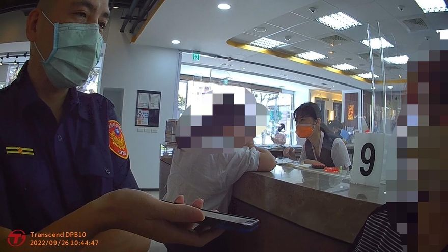 及時攔截！婦人加入「飆股群組」遭誆海外投資　銀行臨櫃堅持匯8萬港幣