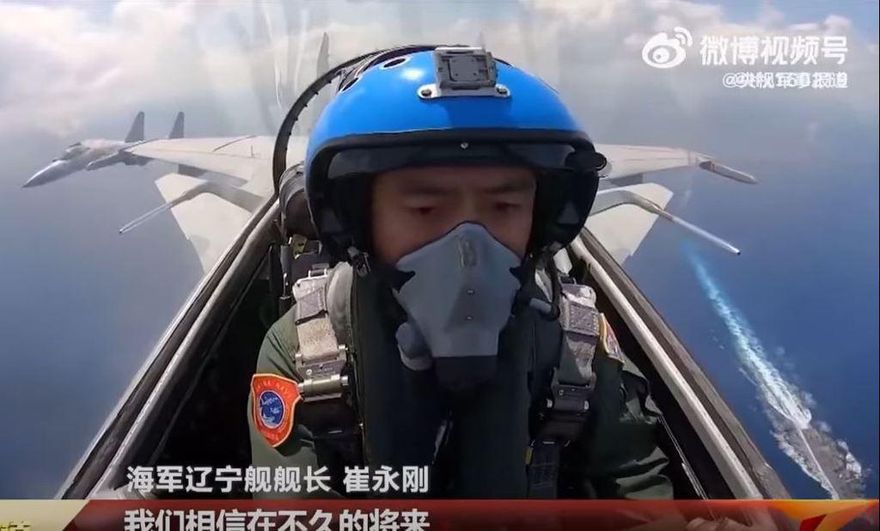 正面對決？大陸殲-15艦載機疑似「飛越美驅逐艦上方」