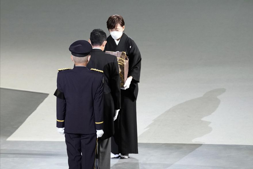 安倍晉三國葬！遺孀鞠躬淚別亡夫　她面露憔悴「借酒澆愁」獨守空閨不出門