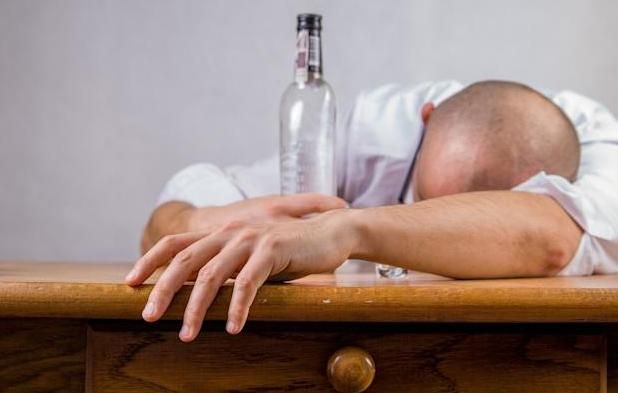 酒醉亂入別人包廂遭打瞎眼！兇嫌辯不知拿酒瓶砸人　判決結果出爐