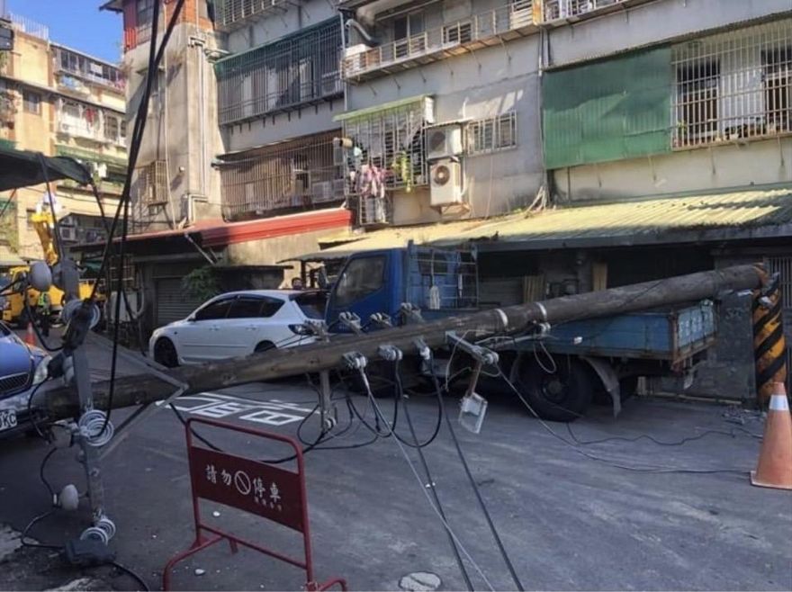快訊／新北市汐止驚傳電線杆倒塌！附近住戶全停電　無起火、傷亡
