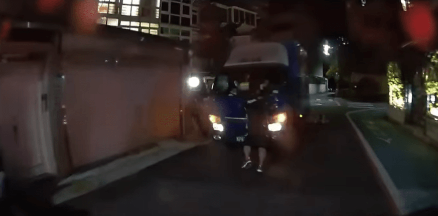 貨車滑行…司機竟想徒手擋！生死一瞬間「險成肉餅」　他一舉動保住對方小命