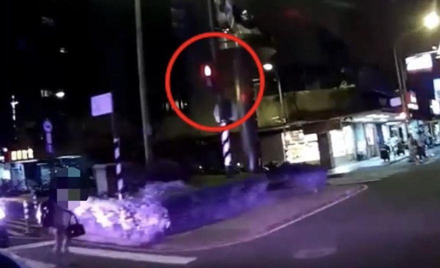 小四生闖紅燈遇警取締嚇哭　警：送達告發單給家長