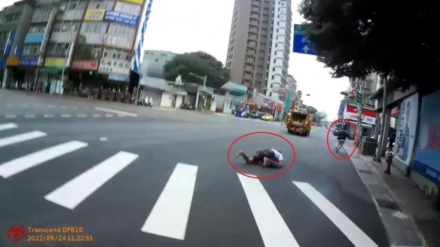 形跡可疑！2男見警巡邏心虛拔腿跑　仆街身上掉出東西GG了