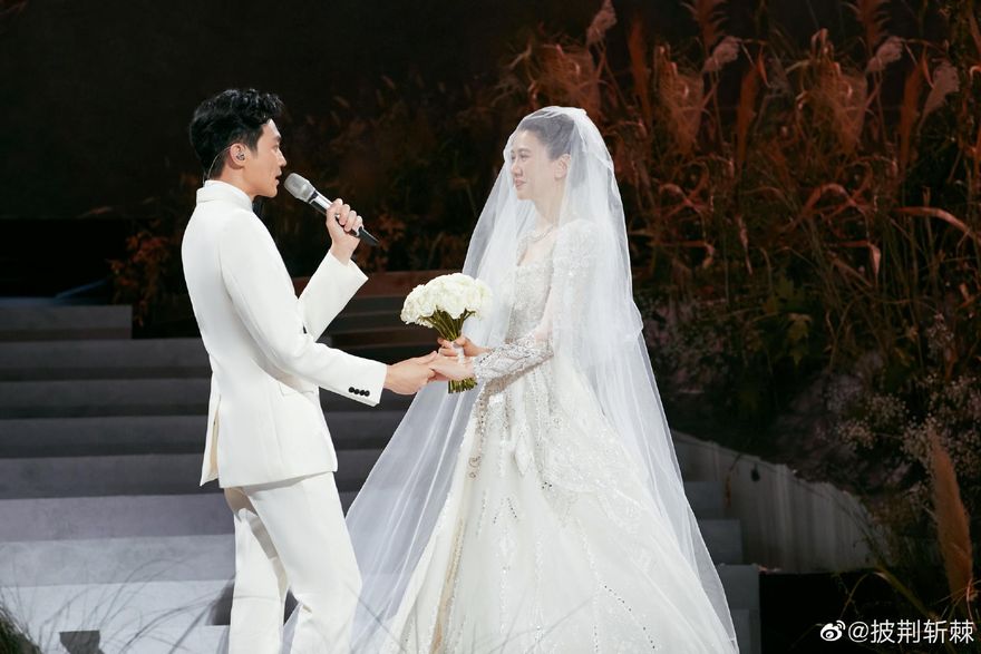 張智霖唱到一半…袁詠儀「絕美婚紗現身」！套婚戒淚喊：妳就是我無與倫比的美麗