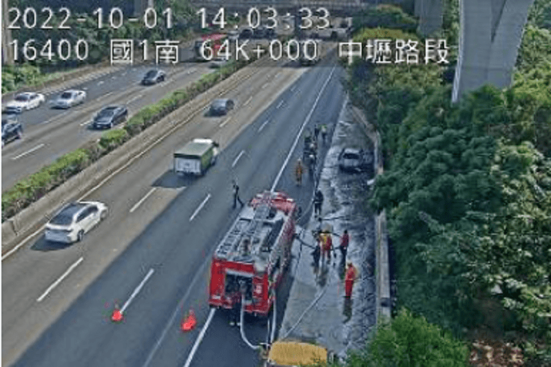 快訊/國道1號中壢段爆火燒車！整輛車遭「大火吞噬剩骨架」　正清查有無傷亡