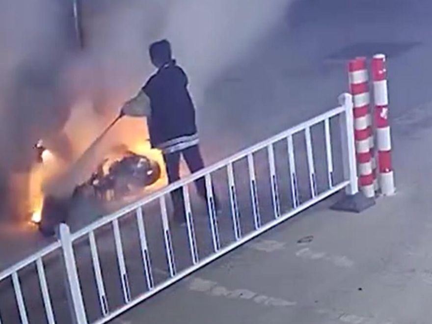 路邊「機車自燃」嚇壞眾人…16歲女學生「持滅火器猛噴」5分鐘解決