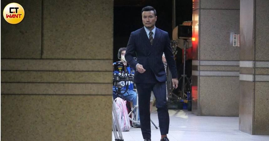 西裝猛男走進超商…下秒發現「他竟是視帝」！「曖昧一舉動」店員燦笑目送