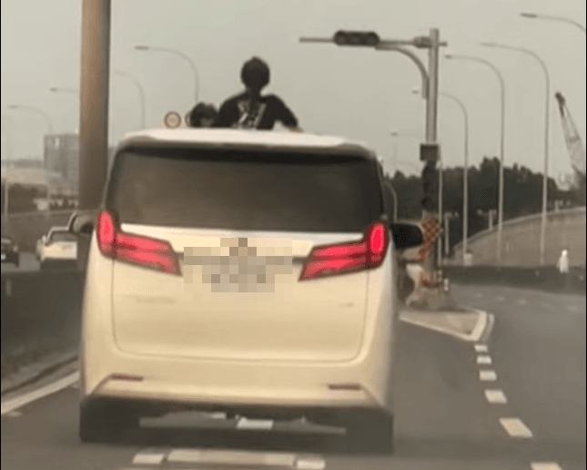 心驚膽跳！行駛高速公路驚見小孩鑽出車窗吹風　網痛批「一次意外 後悔終生」