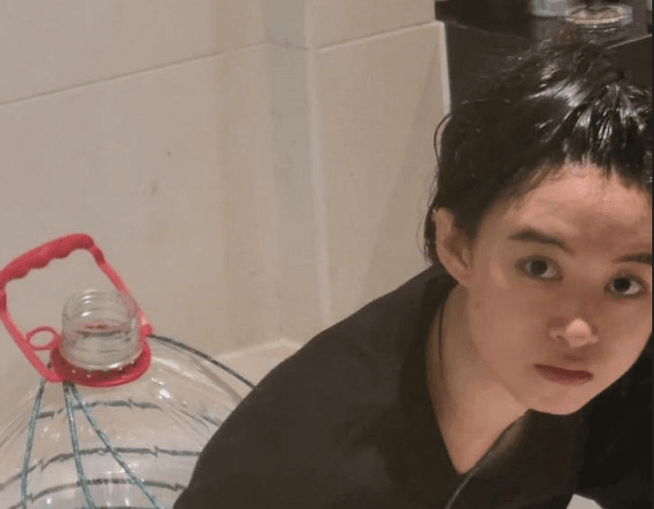 笑翻！正妹秀出省水洗頭妙招　網友毫不領情紛紛吐槽