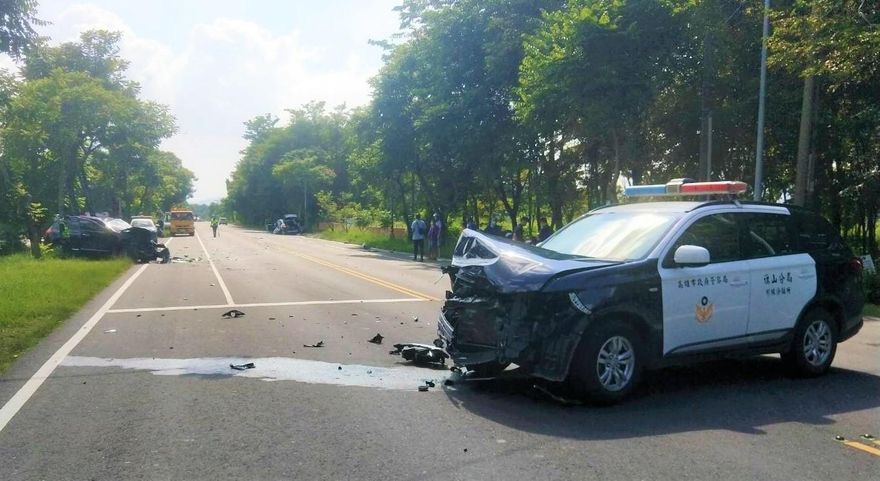 為追沒戴安全帽騎士　警車與BMW車相撞再波及1車　1人重傷住院觀察
