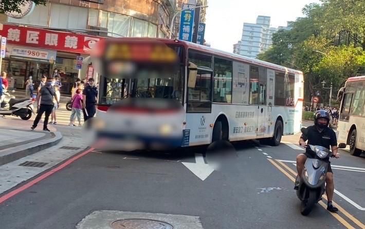 8旬老翁穿越人行道遭公車撞擊　骨折＋挫傷送醫　司機未讓行人將遭罰