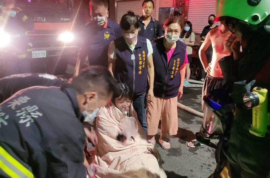 苗栗頭份晚間傳火警 大樓內出租套房延燒　救出6人其中3人嗆傷送醫