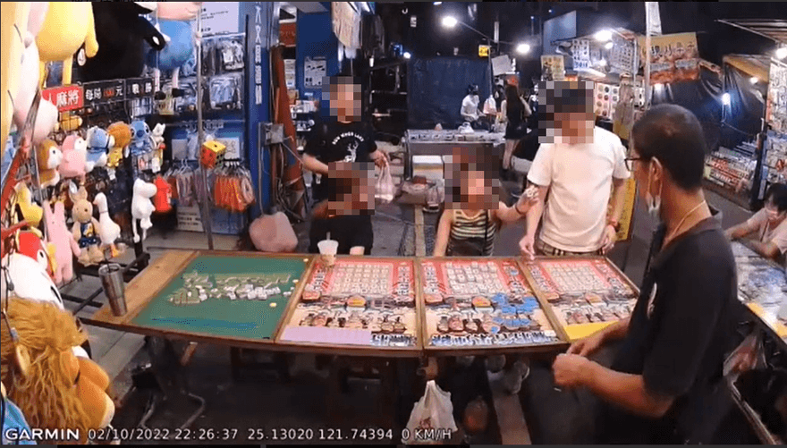 一覽無疑！鴛鴦大盜夜市出老千洋洋得意　早被監視器當場抓包