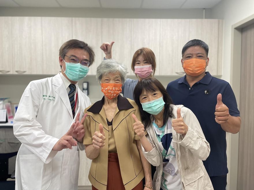 肺癌第四期轉移一度拒絕治療！如今神奇抗癌成功　回診感謝醫護