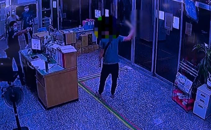 苗栗賓士男撞檳榔攤再持雙刀闖警局…勸阻無效！辣椒水+電擊槍伺候