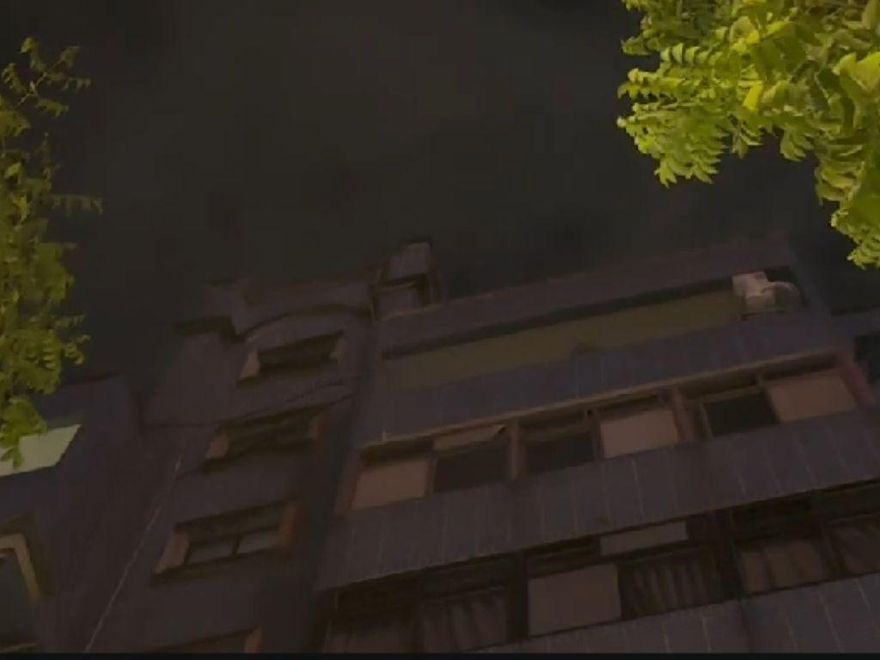 快訊/只差幾步就爆頭！天母建築物「石塊直墜地面」撞凹招牌　頂樓40歲男遭逮
