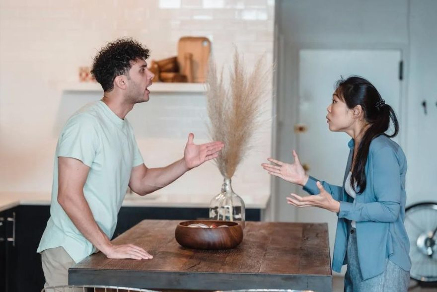 人妻2次懷孕都流產！老公狠心分居偷吃小三…推她大吼：滾開