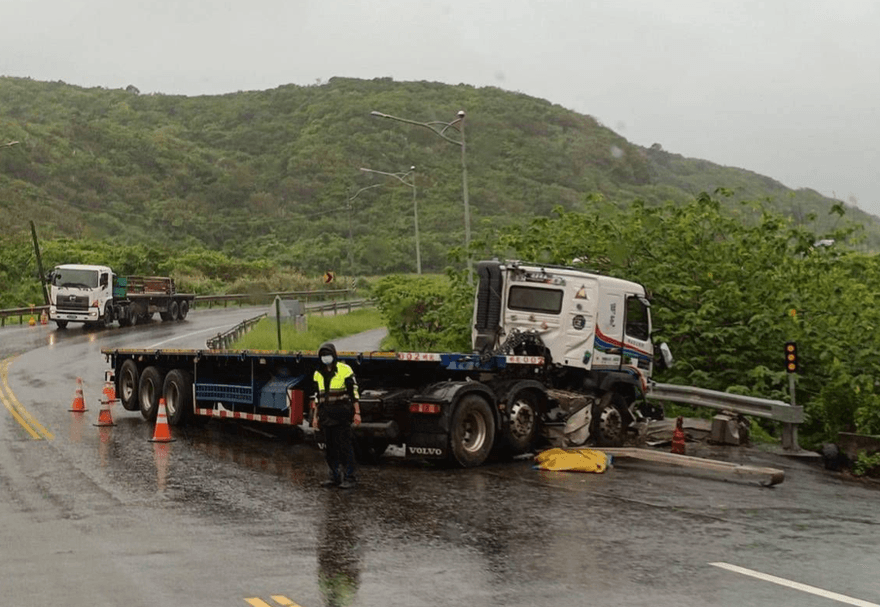 疑天雨害打滑…貢寮聯結車自撞護欄！「折甘蔗」斷兩節車頭慘凹陷