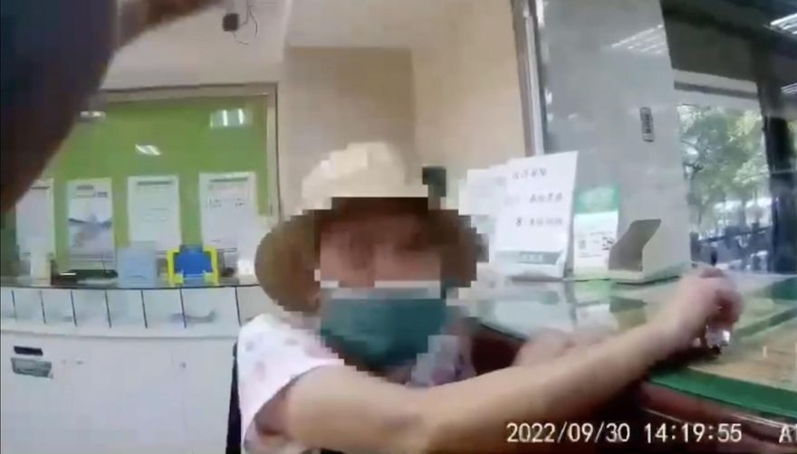 電話中傳來哭聲老婦急匯百萬　警幫打電話兒子吐「笑死人！」