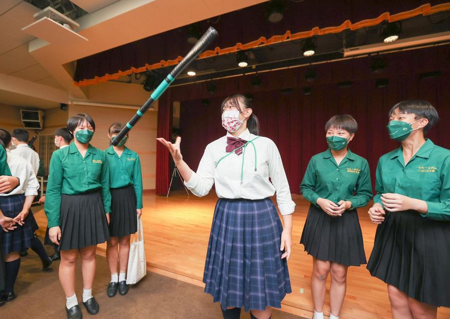 「日本橘色惡魔」快閃演出喊：我愛台灣！再訪北一女…小綠綠猛揮手熱烈歡迎