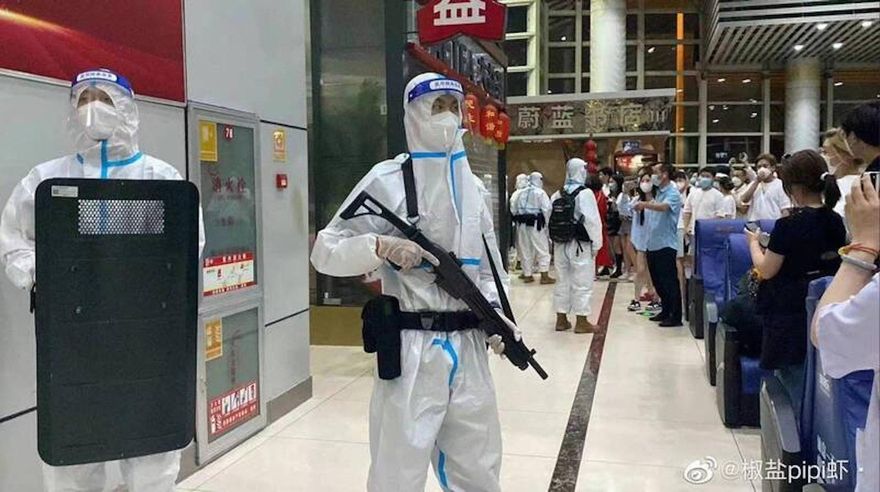 影/雲南西雙版納突爆疫情　大批遊客滯留「大白」機場持槍戒備