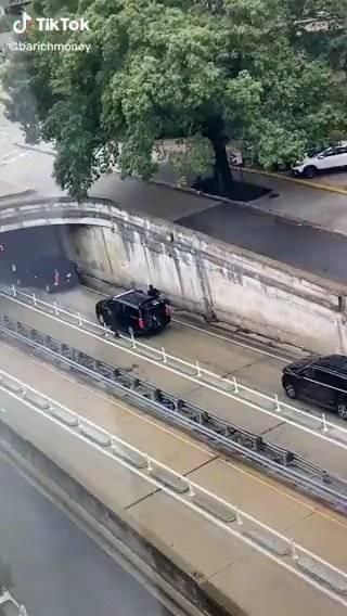 影/美國副總統賀錦麗上班途中發生車禍　傳特勤局試圖「吃案」