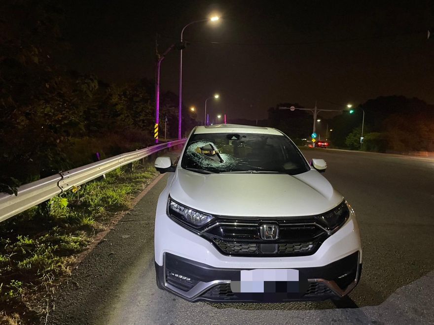 驚死人！國道3號天降鐵片砸車　乘客頭部遭重擊…險奪命