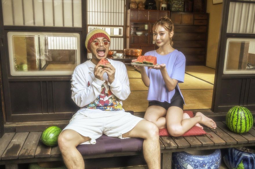18禁純情片！明日花綺羅獻唱「嗓音超熟悉」　第11秒就「白蕾絲內褲曬衣」網暴動