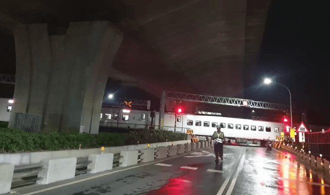 8.8億「最美自強號」車頭毀損！女三寶機車卡死平交道GG了　原因超瞎