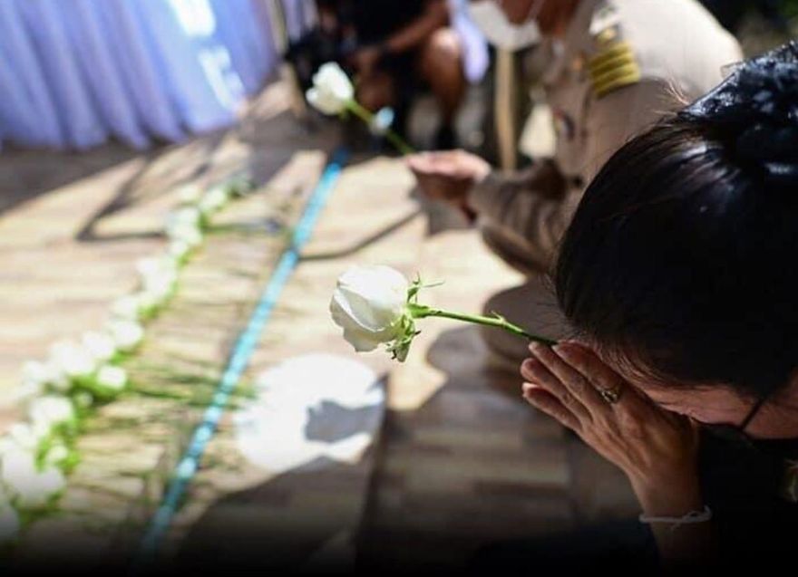 血洗泰托兒所剩5人！38棺木擺滿寺廟　兇手老母親獨自送行…淚喊：願下輩子當好人