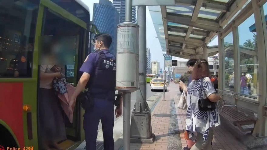 為著5萬塊　北市大安警攔公車及時救款　失主淚謝