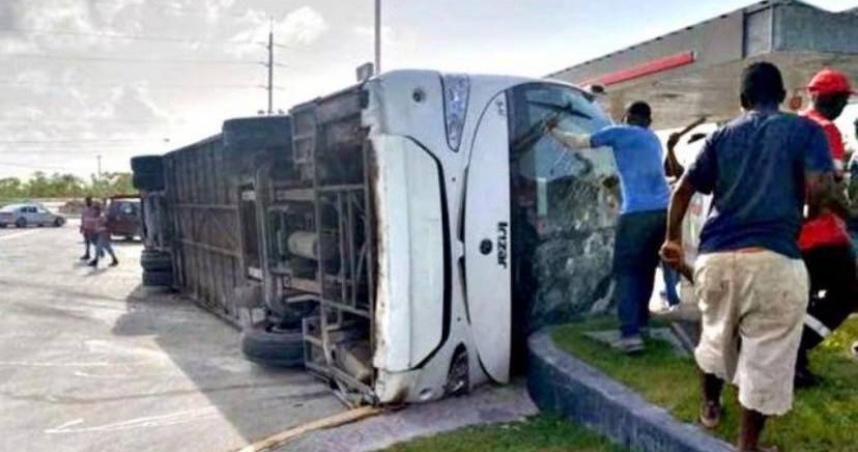 過彎翻覆「乘客噴飛斷頭亡」！疑輪胎磨平沒換釀禍…多國當局證實：已3死數十人輕重傷