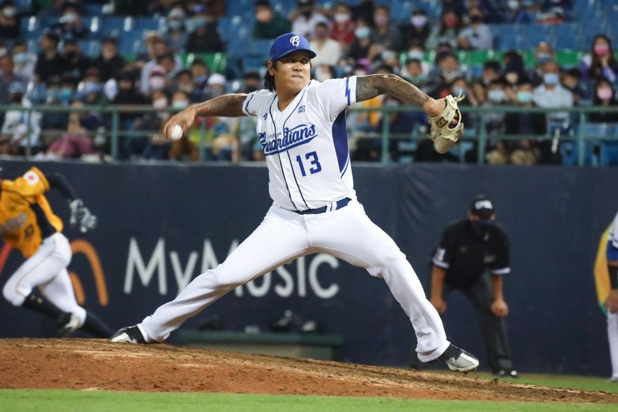 小飛刀出鞘「先發後援」兩邊跑　陳鴻文更在意延續球員生涯