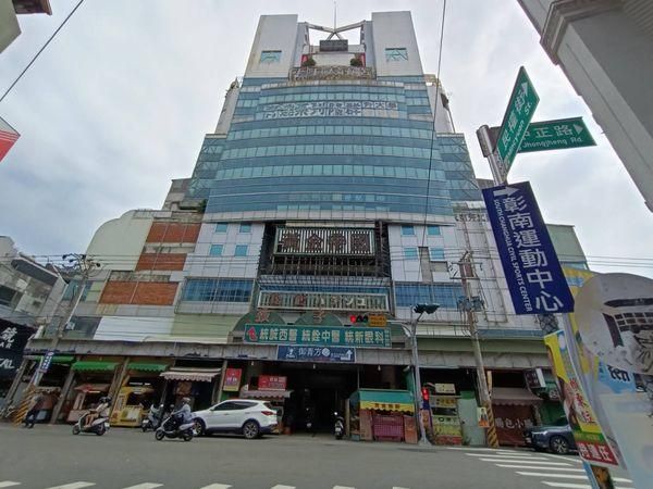 衝流量衝過頭？直播主夜探鬼樓鬼扯被追殺　竟把握機會「工商時間」
