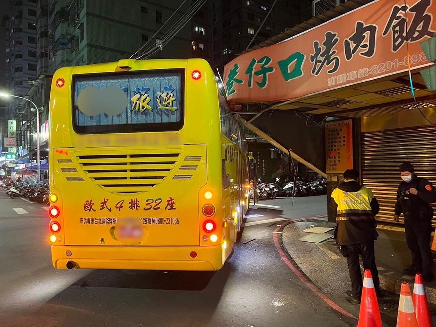 拆人招牌！遊覽車轉彎釀禍　「巷子口」落地「芭比Q」了