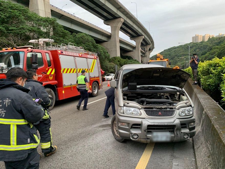 國道1號廂型車自撞護欄　7旬駕駛無呼吸心跳命危送醫