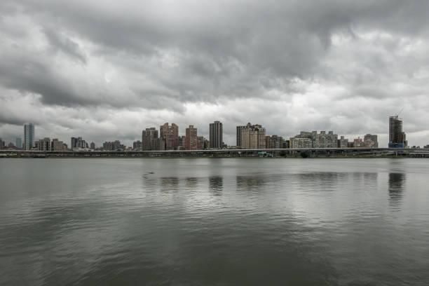 雨彈連轟全台3天！「今晨17.2℃」又乾又冷　桑卡颱風恐生成…太陽露面時間曝