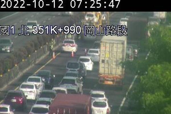 快訊/3車失控追撞…國1岡山路段車禍！上班時間「回堵9km」塞爆
