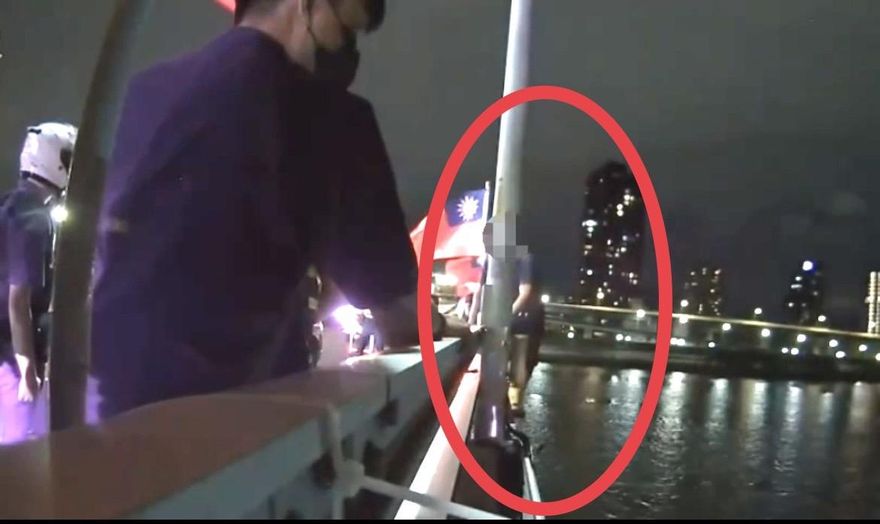 救人驚險瞬間！男經濟壓力厭世　三重警「神之手」及時攔阻跳橋